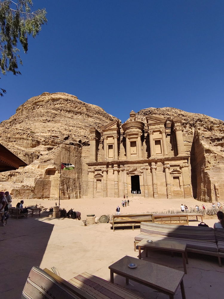 Il lato oscuro di Petra: storia, turismo e diritti umani nel deserto giordano
