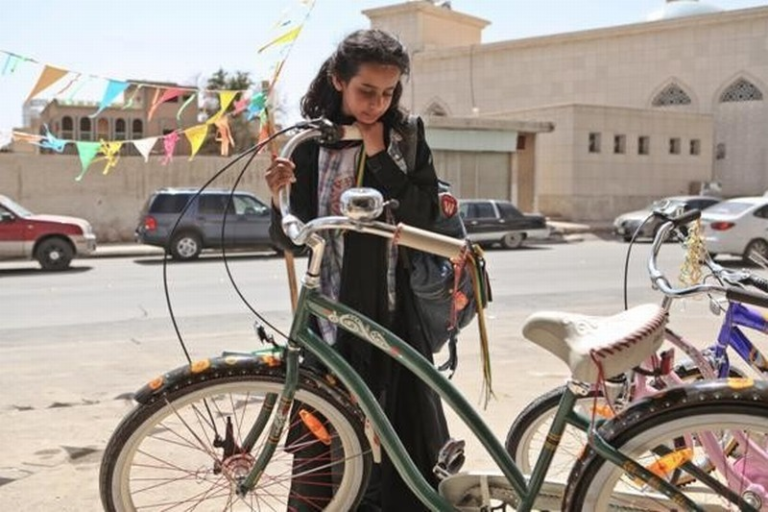 La bicicletta verde: femminile, singolare e prevedibile. Un film di Haifaa Al-Mansour